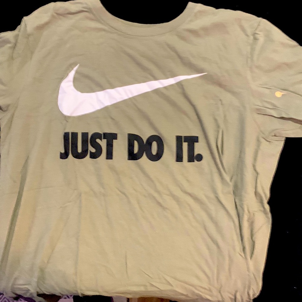 Nike Tee L sage green